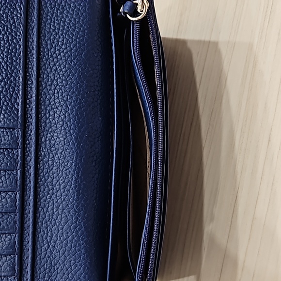 Michael Kors Wallet Crossbody - Picture 6 of 13